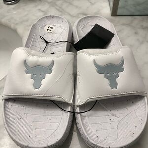 Under Armour UA The Project Rock 3 Slide White Halo Grey 3026034 100